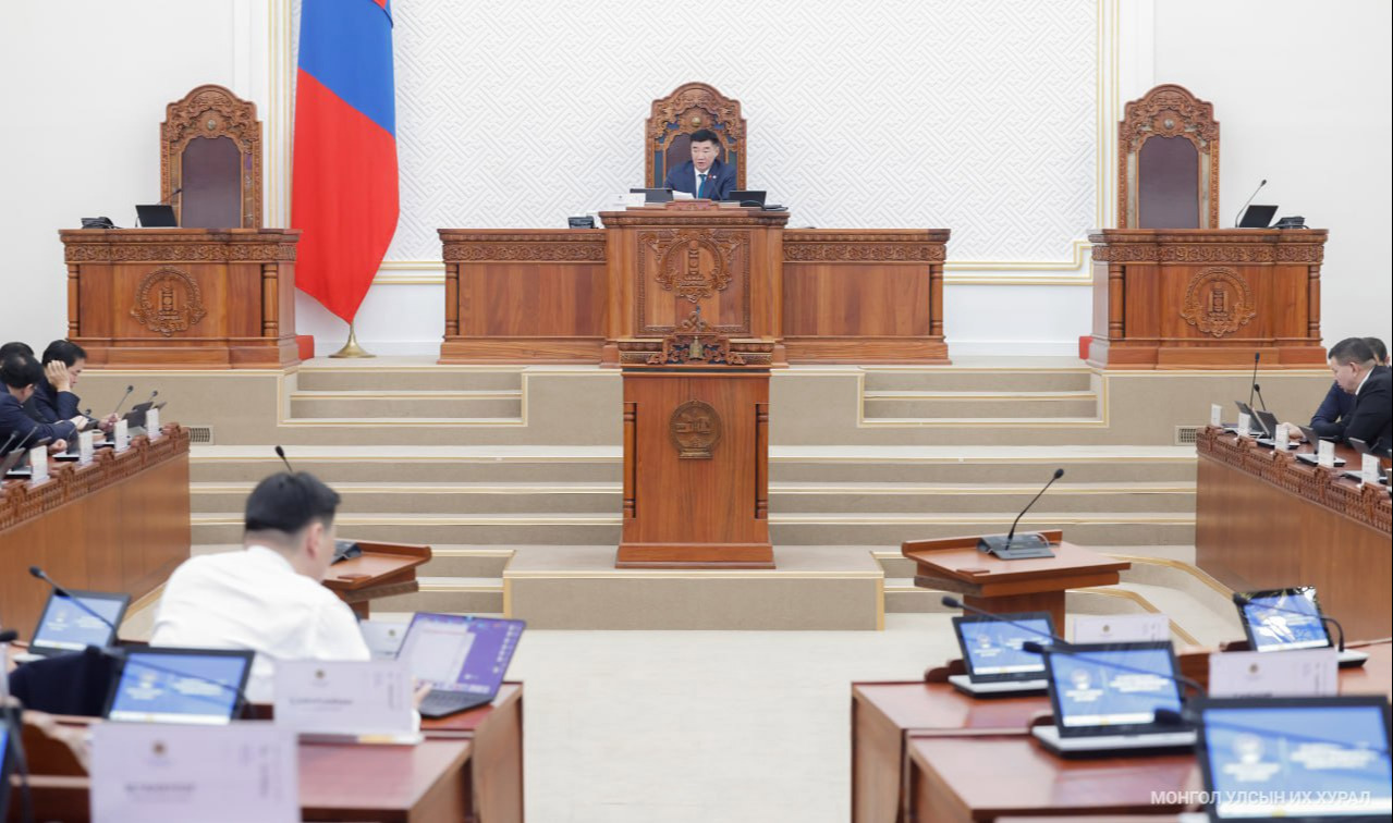 Үндсэн хуулийн цэцийн 02 дугаар дүгнэлтийг хүлээн авч, ИТХ-ын төлөөлөгчдийн 30 хувь нь төрийн захиргааны алба хаагч байж болох тухай хуулийн төслийг Байнгын хороонд шилжүүллээ